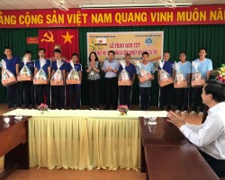 Leaders of the Union of friendship organization in Hau Giang province give present for individual belonging to social protection