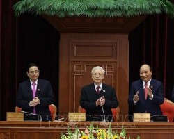 Tổng Bí thư, Chủ tịch nước Nguyễn Phú Trọng với Đoàn Chủ tịch Hội nghị lần thứ nhất Ban Chấp hành Trung ương Đảng khóa XIII. Ảnh: TTXVN