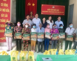 Ông Lê Minh Tuấn - Phó Chủ tịch, kiêm Tổng Thư ký Liên hiệp Hậu Giang (thứ 2,từ trái sang) cùng bà Trần Thị Hồng Xết – Việt kiều Đài Loan (áo trắng)tặng quà cho người nghèo.
