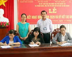 Đại diện UBND thành phố Vị Thanh, Sở Giáo dục và Đào tạo, Hội Liên hiệp Phụ nữ tỉnh và Tổ chức NMA - V, ký kết thực hiện dự án năm 2021. (Ảnh: Mỹ Xuyên)