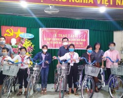 Ông Nguyễn Văn Nhân - Chủ tịch Liên hiệp (sơmi đen) cùng bà Lê Thị Kim Ngân - Đồng sáng lập dự án Thạnh Lộc trao xe đạp cho học sinh nghèo huyện Vị Thủy.