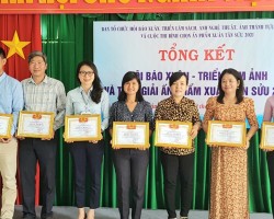 Bà Nguyễn Thị Huyền Trang - Chánh Văn Phòng (thứ 5, từ phải sang) cùng các đơn vị đạt giải nhận giấy khen của Ban tổ chức.