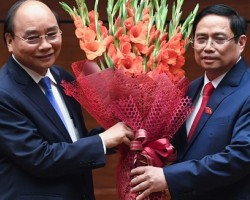 Chủ tịch nước Nguyễn Xuân Phúc và Thủ tướng Phạm Minh Chính tại tòa nhà quốc hội ngày 5/4. Ảnh: Giang Huy.