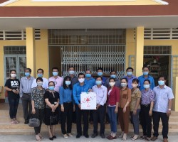 CĐVC Khối thi đua số III tặng khẩu trang tại trường THCS Long Phú, Thị xã Long Mỹ, tỉnh Hậu Giang.