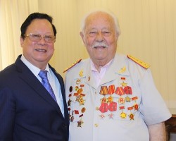 Anh hùng Lực lượng vũ trang nhân dân Việt Nam Kostas Sarantidis Nguyễn Văn Lập (áo trắng) và nguyên Chủ tịch Liên hiệp Hữu nghị Việt Nam Vũ Xuân Hồng trong lần gặp gỡ năm 2015.
