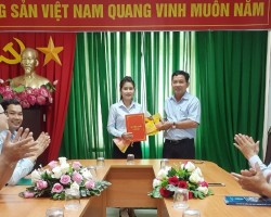 Ông Nguyễn Văn Nhân - Chủ tịch Liên hiệp trao quyết định bổ nhiệm Phó Chánh Văn phòng cho bà Trần Thùy Dương