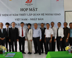 Ông Trương Cảnh Tuyên - Phó Chủ tịch UBND tỉnh Hậu Giang chụp ảnh lưu niệm với các đại biểu tại lễ kỷ niệm 45 năm ngày thiết lpa65 quan hệ ngoại giao Việt Nam - Nhật Bản, tại trường ĐH Cần Thơ (Khu Hòa An)