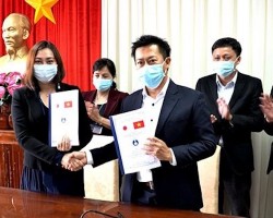 Bà Lê Thùy Trang - Chủ tịch VTHR và ông Jun Honjo - Phó tổng giám đốc Công ty THC Partners Nhật Bản trao hợp đồng ký kết giữa 2 bên