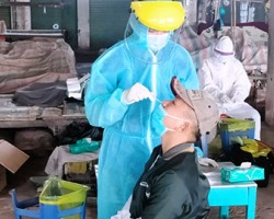 Lấy mẫu xét nghiệm SARS-CoV-2 cho người dân tại vùng cách ly y tế ở thị trấn Mái Dầm, huyện Châu Thành.