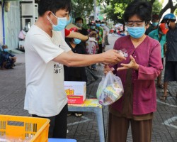 Người dân nhận lương thực, thực phẩm tại các điểm phát từ thiện ở TP HCM, tháng 6/2021. Ảnh: Quỳnh Trần