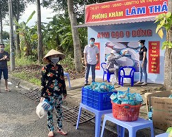 Nhiều người đến nhận gạo, nhu yếu phẩm tại “ATM gạo 0 đồng” của gia đình lương y Cao Hùng Thảo.