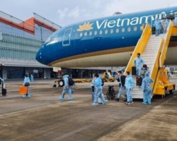 Hành khách trên chuyến bay từ Pháp xuống sân bay Vân Đồn (Quảng Ninh), trong chương trình thí điểm hộ chiếu vaccine, sáng 23/9. Ảnh: Bình Minh