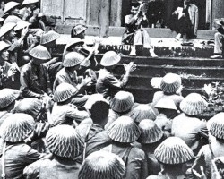 Chủ tịch Hồ Chí Minh nói chuyện (ngày 19/9/1954) với các chiến sĩ Đại đoàn Quân tiên phong trước khi về tiếp quản Thủ đô