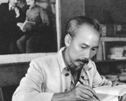 Chủ tịch Hồ Chí Minh trong phòng làm việc của Người tại căn cứ địa Việt Bắc, năm 1951. (Ảnh tư liệu).