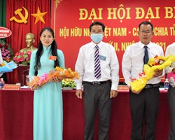 Ông Nguyễn Văn Nhân (thứ 3 từ trái qua), Chủ tịch Liên hiệp các Tổ chức hữu nghị tỉnh, tặng hoa chúc mừng Ban Chấp hành Hội hữu nghị Việt Nam   Campuchia  Ngoc Huong