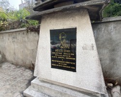 Bia tưởng niệm Chủ tịch Hồ Chí Minh trên con đường mang tên Bác tại Kolkata. (Ảnh: VOV)