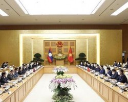 Quang cảnh buổi hội đàm giữa Thủ tướng Phạm Minh Chính và Thủ tướng Lào Phankham Viphavanh. (Ảnh: Dương Giang/TTXVN)
