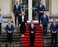 Nhà Vua Hà Lan Willem-Alexander (giữa, hàng đầu) và Thủ tướng Mark Rutte (thứ 2, trái, hàng đầu) tại lễ tuyên thệ nhậm chức của Chính phủ mới ở The Hague, ngày 10/1/2022. (Ảnh: AFP/TTXVN)