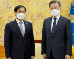 Bộ trưởng Ngoại giao Bùi Thanh Sơn và Tổng thống Hàn Quốc Moon Jae-in. Ảnh: Phủ tổng thống Hàn Quốc