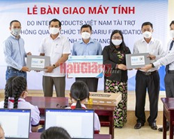 Đại diện tỉnh Tiền Giang và Hậu Giang nhận bàn giao máy tính từ nhà tài trợ.