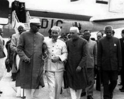Chủ tịch Hồ Chí Minh và Thủ tướng Pandit Jawaharlal Nehru gặp gỡ trong một chuyến thăm chính thức
