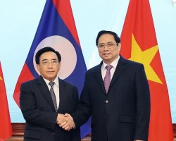 Thủ tướng Phạm Minh Chính và Thủ tướng Lào Phankham Viphavanh chụp ảnh chung. (Ảnh: Dương Giang/TTXVN)