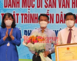 Bà Hồ Thu Ánh, Phó Chủ tịch UBND tỉnh, trao bằng chứng nhận của Bộ Văn hóa, Thể thao và Du lịch, cho đại diện lãnh đạo UBND huyện Long Mỹ.