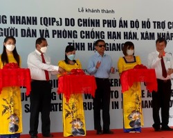 Ông Nguyễn Văn Nhân - Chủ tịch Liên hiệp Hậu Giang (Thứ 2, từ phải sang) thực hiện nghi thức khởi công cùng Quỹ Nam Phương và các nhà tài trợ.
