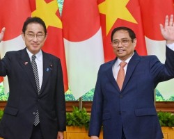 Thủ tướng Phạm Minh Chính (bên phải) và Thủ tướng Kishida trước cuộc hội đàm tại trụ sở chính phủ. Ảnh: Giang Huy.