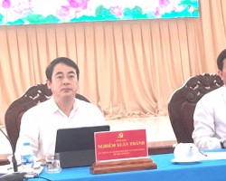 Lãnh đạo chủ chốt của tỉnh Hậu Giang chủ trì họp cung cấp thông tin hội nghị xúc tiến đầu tư.