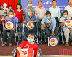 Đại diện Liên hiệp các Tổ chức hữu nghị tỉnh, Hội Bảo trợ người khuyết tật - Trẻ mồ côi - Bệnh nhân nghèo tỉnh và đại diện nhà tài trợ trao xe cho người khuyết tật.