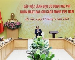 Thủ tướng chúc mừng các cơ quan báo chí nhân Ngày Báo chí cách mạng Việt Nam (Ảnh: Dương Giang/TTXVN)