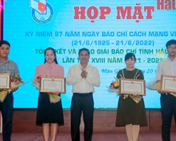 Ông Đồng Văn Thanh (giữa), Phó Bí thư Tỉnh ủy, Chủ tịch UBND tỉnh, trao giải cho các tác giả, nhóm tác giả đạt giải nhất ở các thể loại Giải Báo chí tỉnh Hậu Giang năm 2021-2022. Ảnh: ĐANG THƯ
