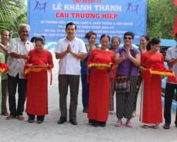 Mr. Le Minh Tuan, Standing Vice Chairman of the Provincial Union of Friendship Organizations (6th from the left) cut the ribbon to inaugurate Truong Hiep Bridge, Chau Thanh A district, funded by VESAF, NFP (USA).