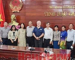 Standing Vice Chairman of the Provincial People’s Committee Mr.Truong Canh Tuyen (6th from the right) took a photo with the delegation.