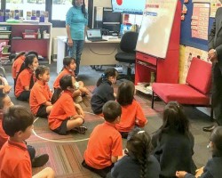 Đại sứ Việt Nam tại Australia Nguyễn Tất Thành trò chuyện với các em học sinh lớp tiếng Việt (Ảnh: Thế giới và Việt Nam).