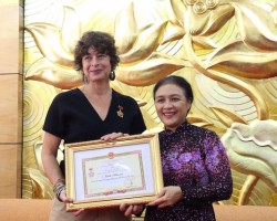 Ambassador Nguyen Phuong Nga, President of VUFO (right) presented the award to Ambassador Elsbeth Akkerman (Photo: Zoey Nguyen)
