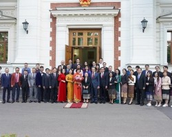 Vietnam, Laos Continue to Cultivate Special Relationship