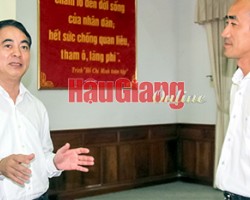 Ông Nghiêm Xuân Thành (bìa trái), Ủy viên Trung ương Đảng, Bí thư Tỉnh ủy, trao đổi với ông Nguyễn Phương Lam, Giám đốc VCCI Cần Thơ, bên lề hội nghị.