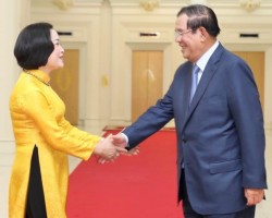 Bà Hồ Thu Ánh, Phó Chủ tịch UBND tỉnh, trao quà cho Ngài Kang Myongil  Mong Toan