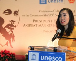 Bà Lê Thị Thu Hằng phát biểu tại lễ kỷ niệm 35 năm tổ chức UNESCO thông qua Nghị quyết tôn vinh Chủ tịch Hồ Chí Minh