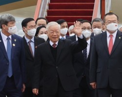 Tổng bí thư Nguyễn Phú Trọng (giữa) tại sân bay quốc tế Bắc Kinh ngày 30/10. Ảnh: TTXVN.