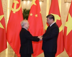Tổng bí thư Nguyễn Phú Trọng (trái) bắt tay Tổng bí thư, Chủ tịch Trung Quốc Tập Cận Bình tại Đại lễ đường Nhân dân, Bắc Kinh ngày 31/10. Ảnh: TTXVN.