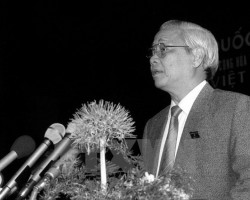 Ông Võ Văn Kiệt phát biểu trước Quốc hội sau khi được bầu làm Thủ tướng Chính phủ ngày 23/9/1992 tại kỳ họp thứ nhất Quốc hội khóa IX. Ảnh: TTXVN