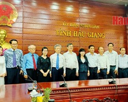 Ông Trương Cảnh Tuyên (thứ 7, từ trái sang) chụp ảnh lưu niệm với Đoàn công tác Hàn Quốc.