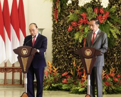 Chủ tịch nước Nguyễn Xuân Phúc và Tổng thống Joko Widodo trong cuộc gặp gỡ báo chí sau hội đàm - Ảnh: QUỲNH TRUNG