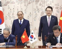 Chủ tịch nước Nguyễn Xuân Phúc và Tổng thống Hàn Quốc Yoon Suk-yeol chứng kiến lễ ký biên bản ghi nhớ về hợp tác trong lĩnh vực công nghệ thông tin và truyền thông giữa 2 nước (Ảnh: Thống Nhất/TTXVN).