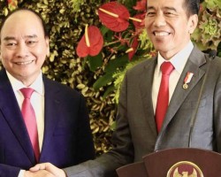 Chủ tịch nước Nguyễn Xuân Phúc (trái) và Tổng thống Joko Widodo bắt tay sau khi kết thúc cuộc gặp gỡ báo chí - Ảnh: QUỲNH TRUNG