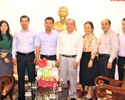 Đoàn công tác Hậu Giang chụp ảnh với Liên hiệp các tổ chức Hữu nghị Thành phố Hồ Chí Minh.