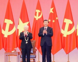 Chuyến thăm chính thức Trung Quốc mới đây của Đoàn đại biểu cấp cao Đảng ta không chỉ là sự kiện đặc biệt quan trọng đối với Việt Nam và Trung Quốc, mà dư luận quốc tế cũng rất quan tâm. (Tổng Bí thư, Chủ tịch Trung Quốc Tập Cận Bình trao Huân chương 